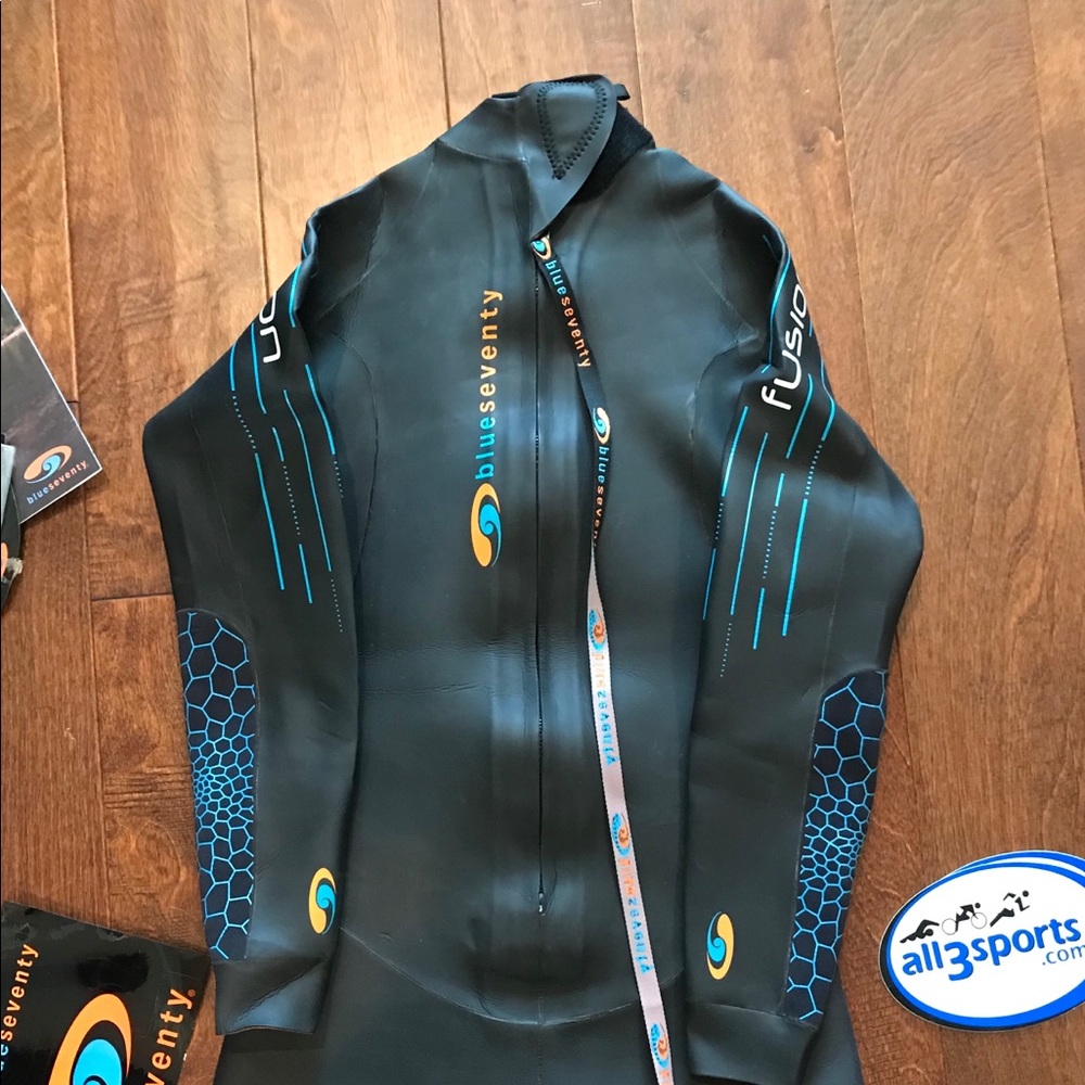Wetsuit!!! - Picture 7 of 8
